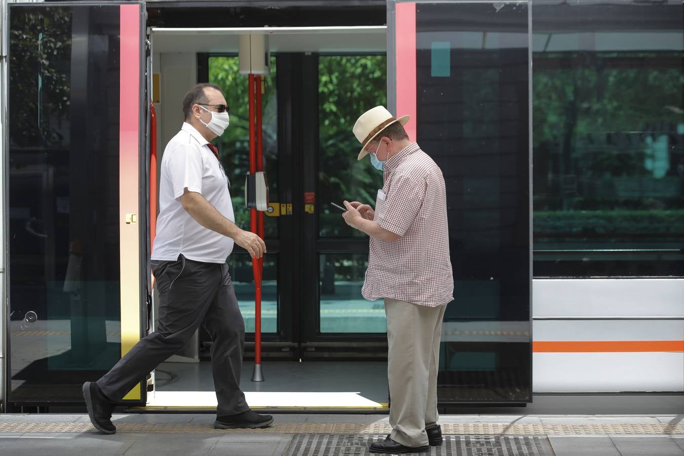 En imágenes, el calor marca la llegada de la «nueva normalidad» en Sevilla