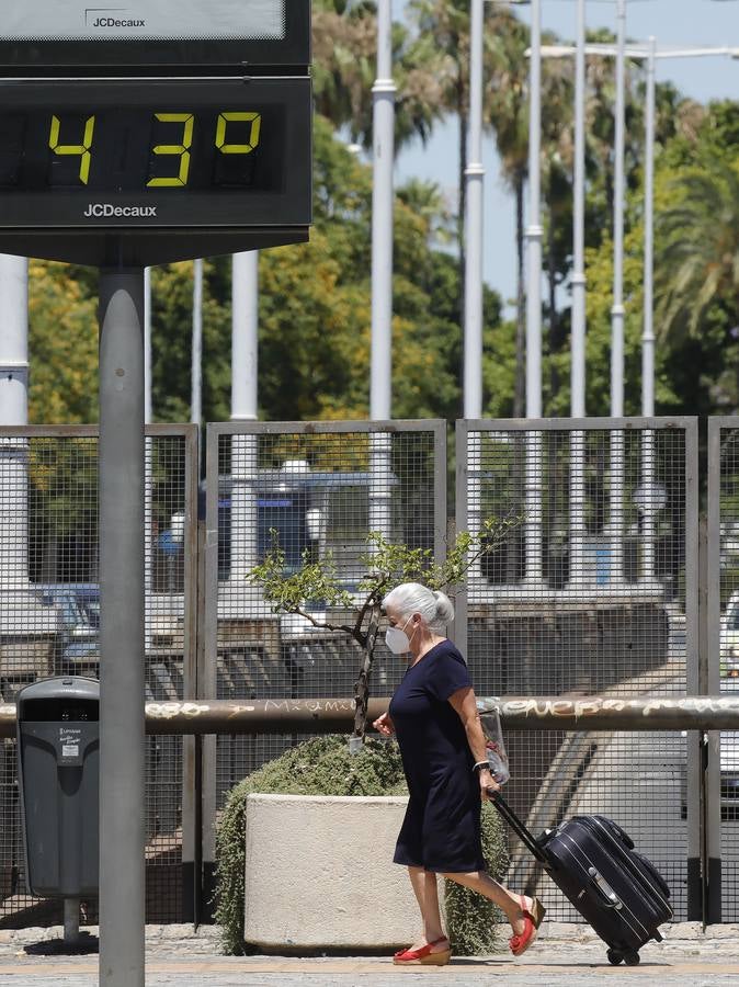 En imágenes, el calor marca la llegada de la «nueva normalidad» en Sevilla