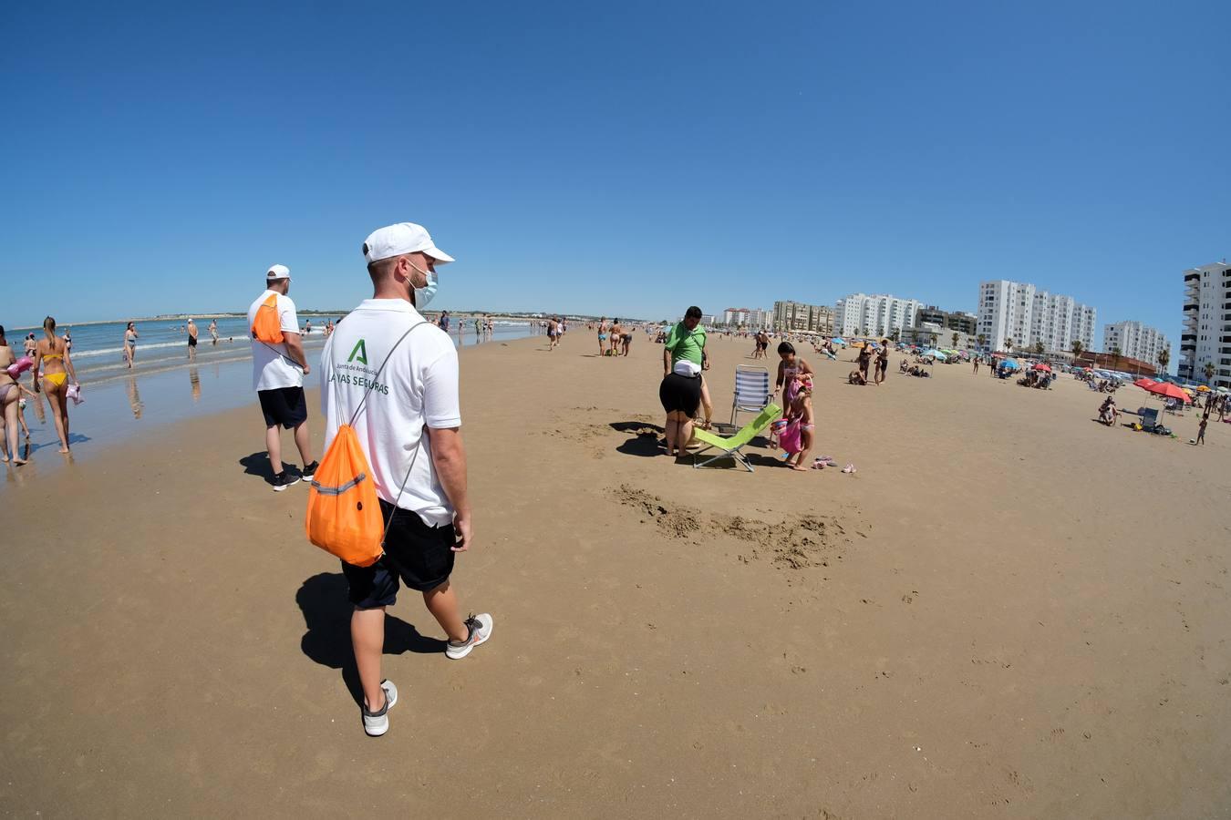 En imágenes, la playa de Valdelagrana el primer día de «nueva normalidad»