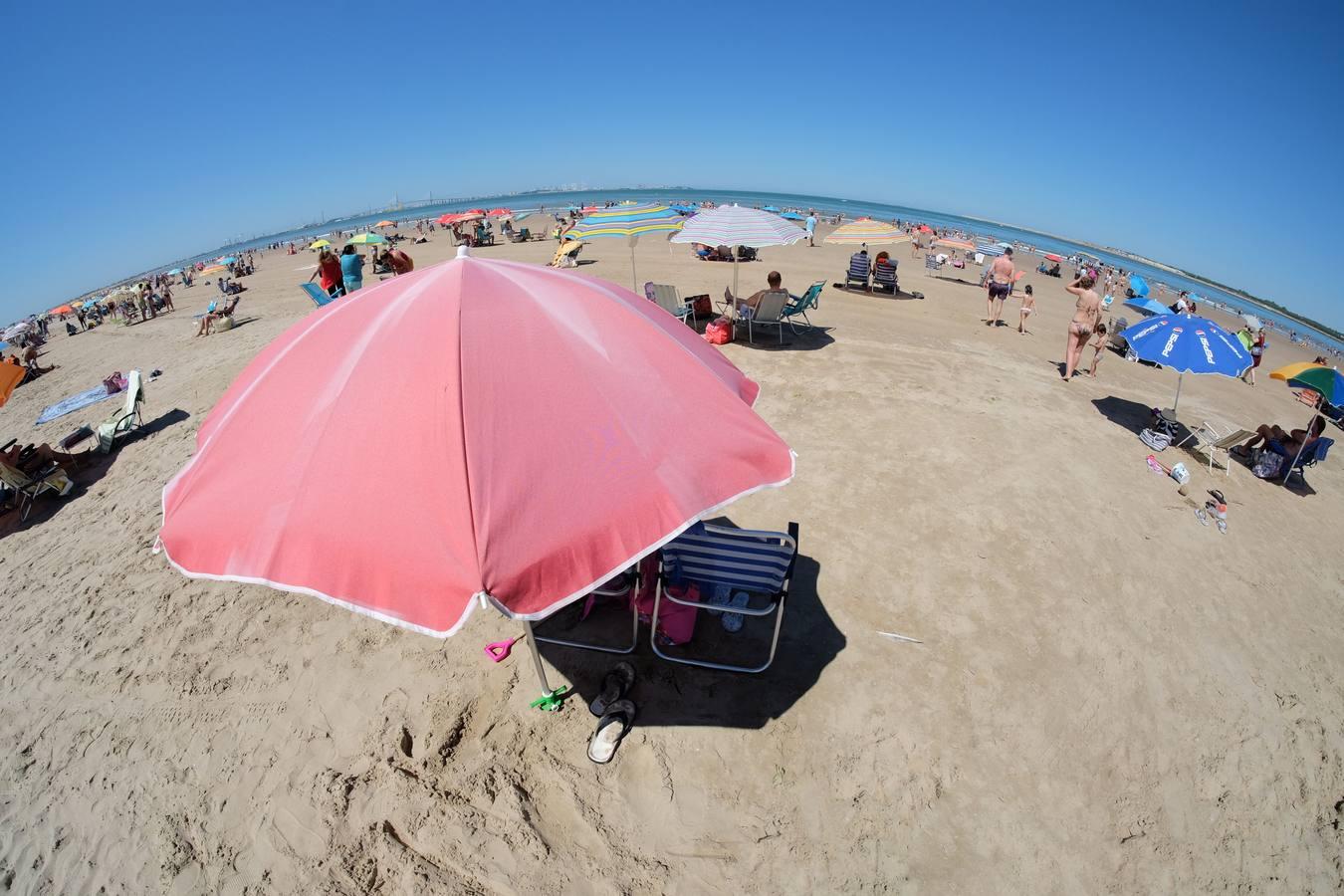 En imágenes, la playa de Valdelagrana el primer día de «nueva normalidad»