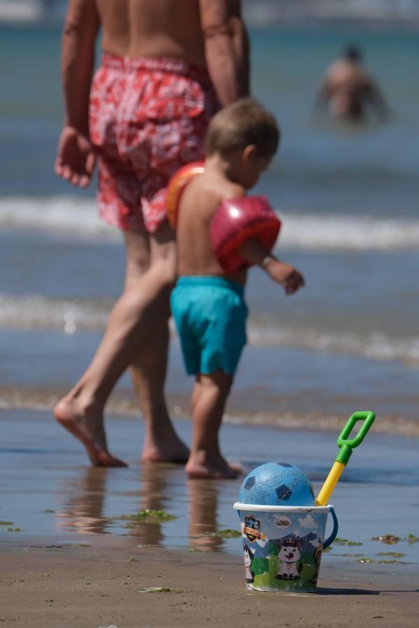 En imágenes, la playa de Valdelagrana el primer día de «nueva normalidad»