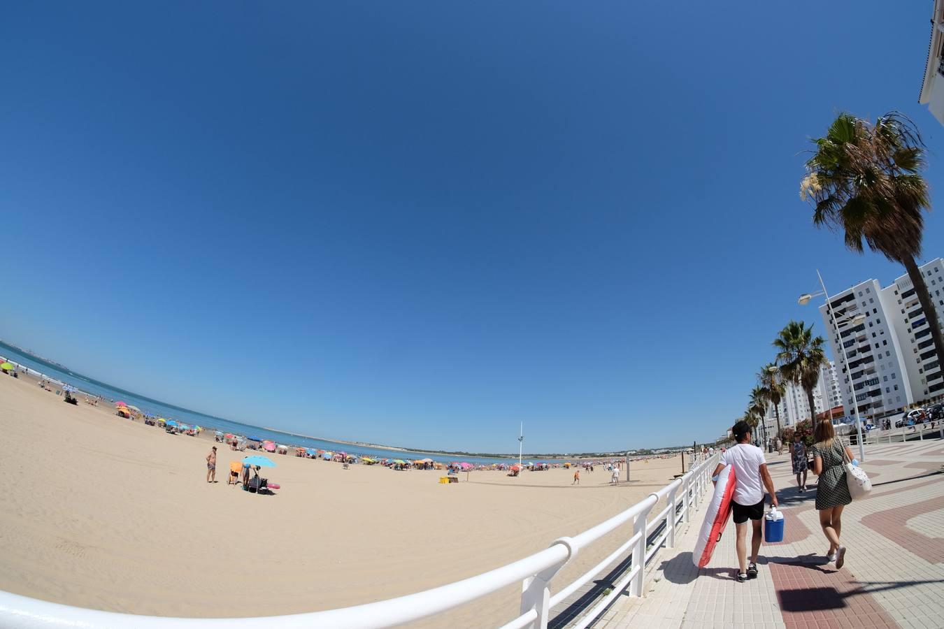 En imágenes, la playa de Valdelagrana el primer día de «nueva normalidad»