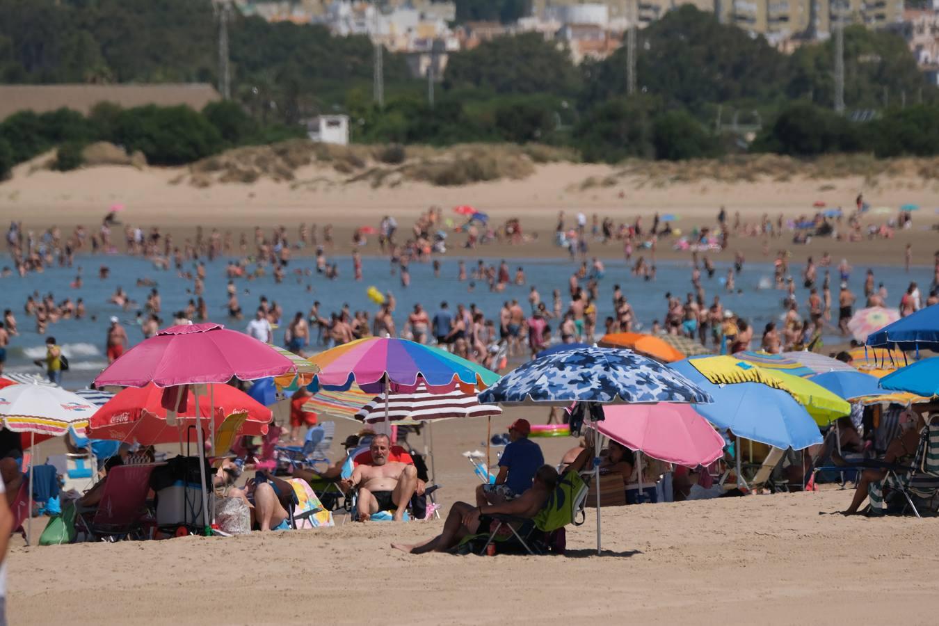 En imágenes, la playa de Valdelagrana el primer día de «nueva normalidad»