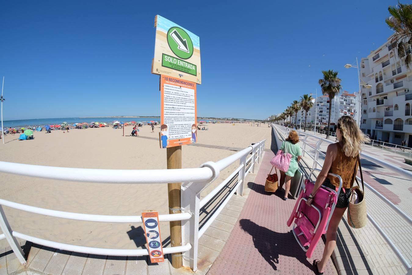 En imágenes, la playa de Valdelagrana el primer día de «nueva normalidad»