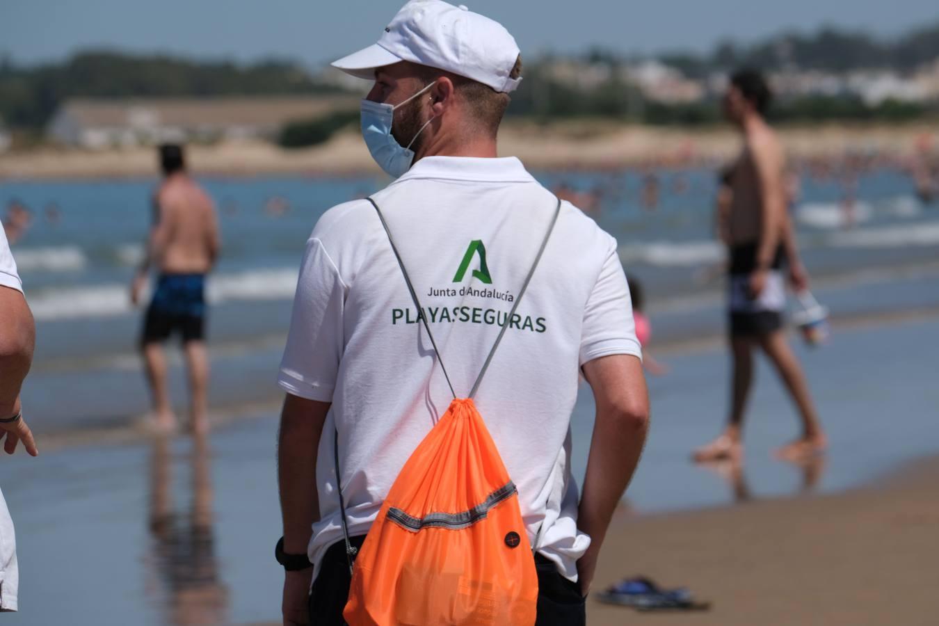 En imágenes, la playa de Valdelagrana el primer día de «nueva normalidad»