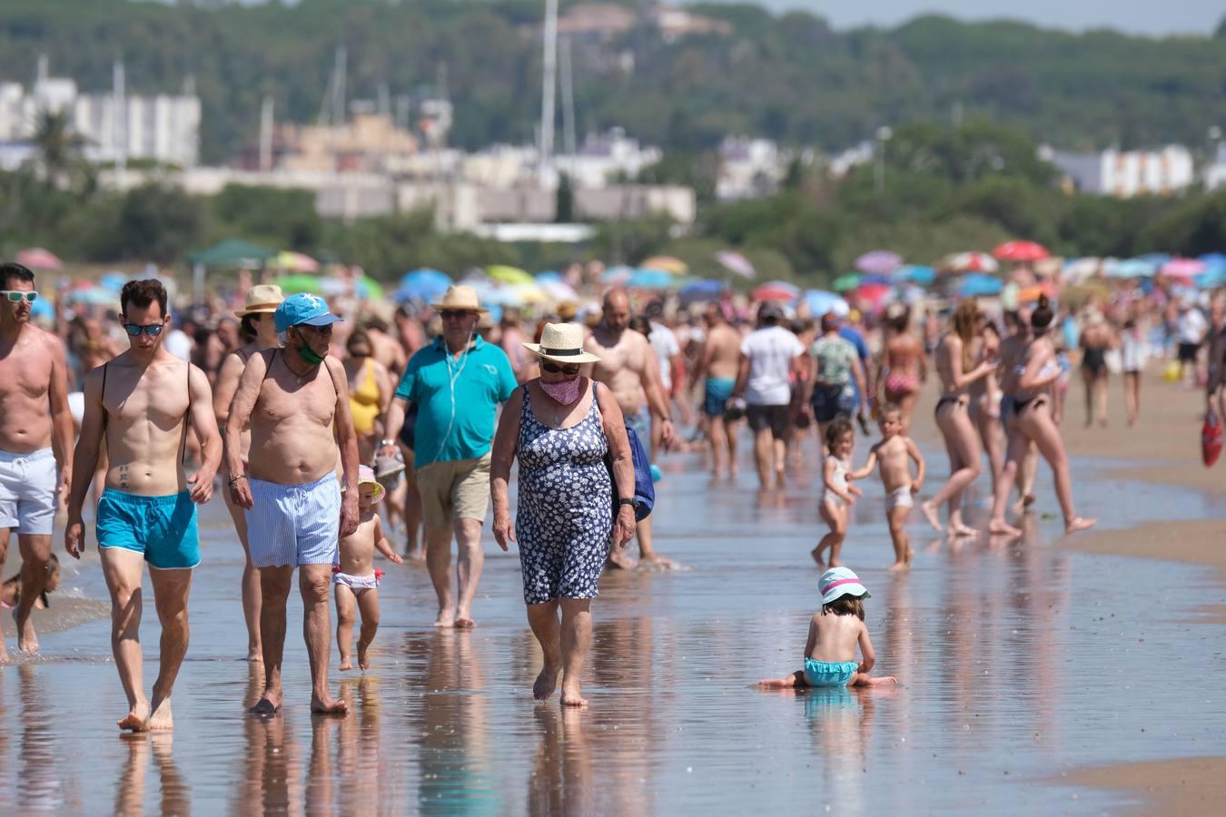 En imágenes, la playa de Valdelagrana el primer día de «nueva normalidad»