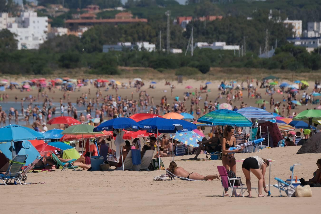 En imágenes, la playa de Valdelagrana el primer día de «nueva normalidad»