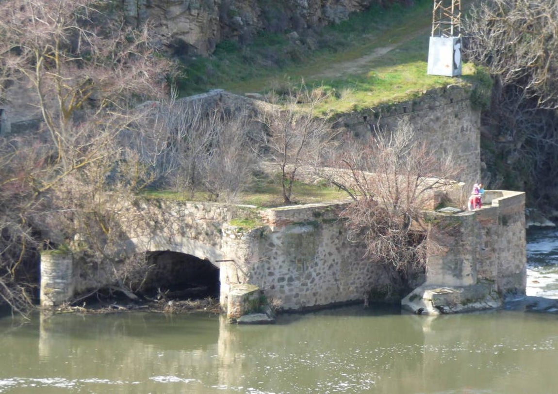 Orilla izquierda de la presa. Últimos vestigios de la central de Romaila la Nueva, en 2015. FOTO RAFAEL DEL CERRO. 