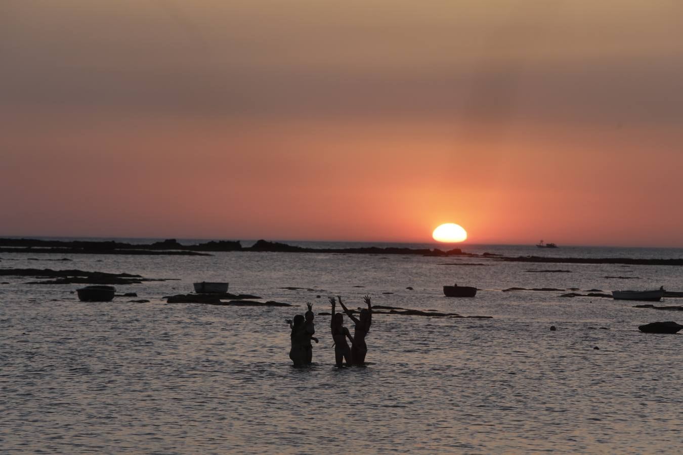 FOTOS: La noche de San Juan 2020 en Cádiz, marcada por el coronavirus