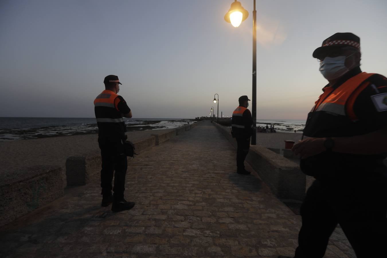 FOTOS: La noche de San Juan 2020 en Cádiz, marcada por el coronavirus