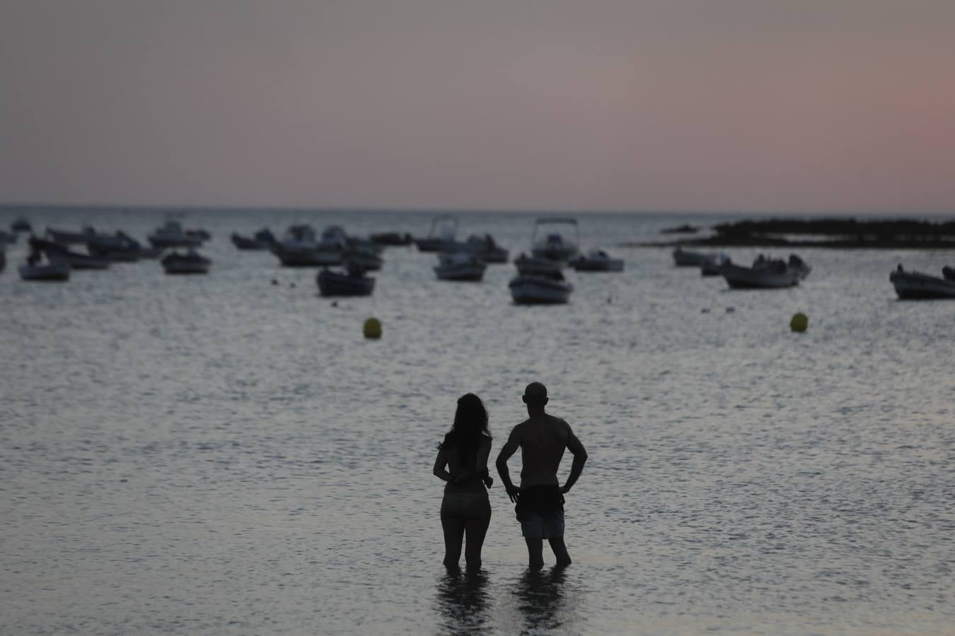 FOTOS: La noche de San Juan 2020 en Cádiz, marcada por el coronavirus