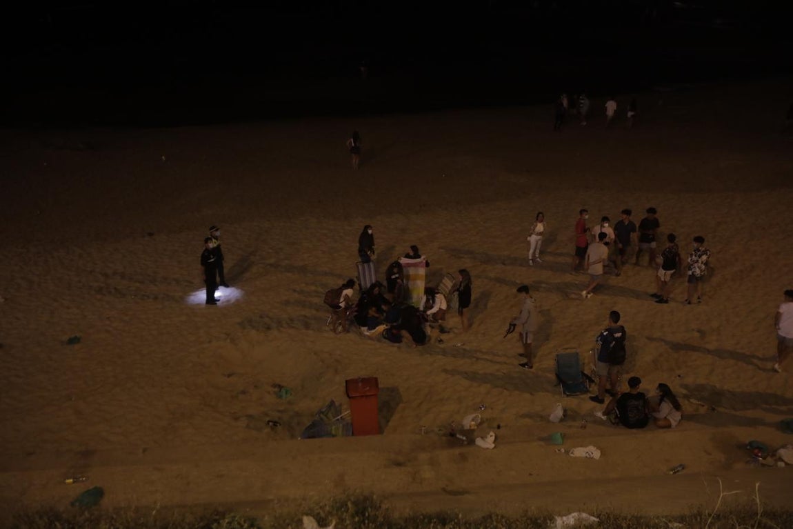 FOTOS: Unos 1.000 jóvenes son desalojados de la playa en Cádiz cuando hacían botellón por San Juan