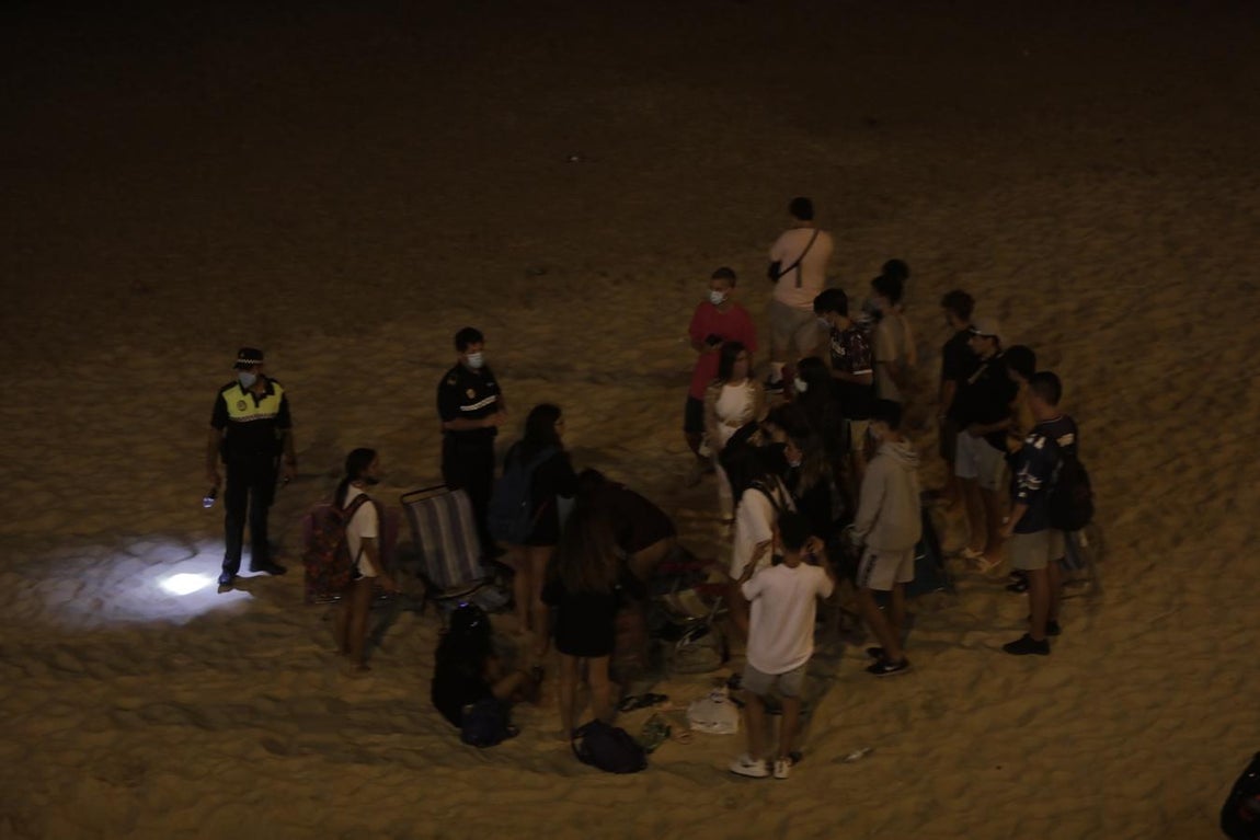 FOTOS: Unos 1.000 jóvenes son desalojados de la playa en Cádiz cuando hacían botellón por San Juan