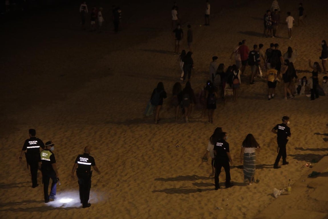 FOTOS: Unos 1.000 jóvenes son desalojados de la playa en Cádiz cuando hacían botellón por San Juan