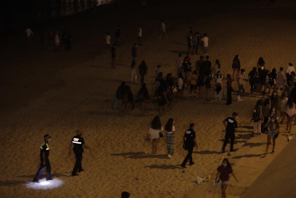 FOTOS: Unos 1.000 jóvenes son desalojados de la playa en Cádiz cuando hacían botellón por San Juan
