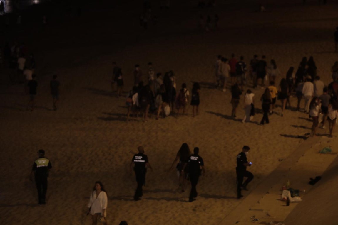 FOTOS: Unos 1.000 jóvenes son desalojados de la playa en Cádiz cuando hacían botellón por San Juan