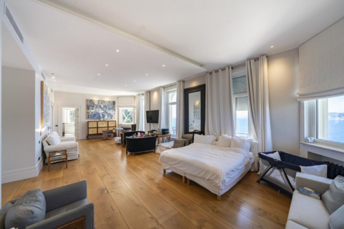 Suites que derrochan elegancia. En cuanto a los dormitorios, posee cinco de tipo suite, con baño y vestidor incluido donde el mobiliario se reparte de forma muy uniforme.