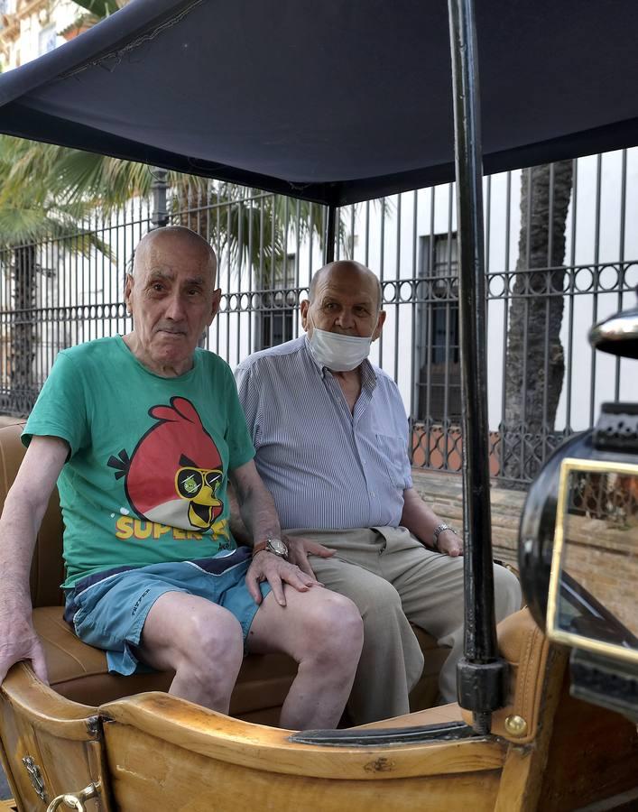 Un paseo solidario para los residentes del Hospital de la Caridad, en fotos