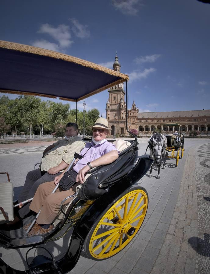 Un paseo solidario para los residentes del Hospital de la Caridad, en fotos