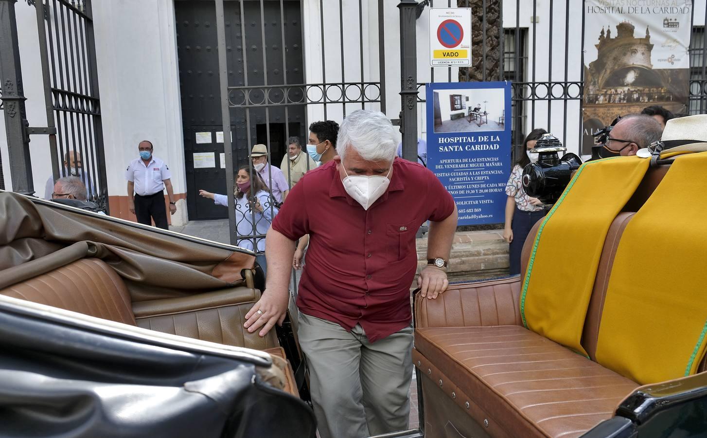 Un paseo solidario para los residentes del Hospital de la Caridad, en fotos