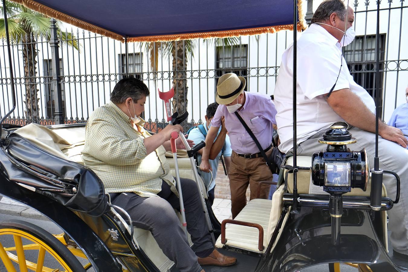 Los cocheros sevillanos dan «un paseo a los abuelos» del Hospital de la Caridad