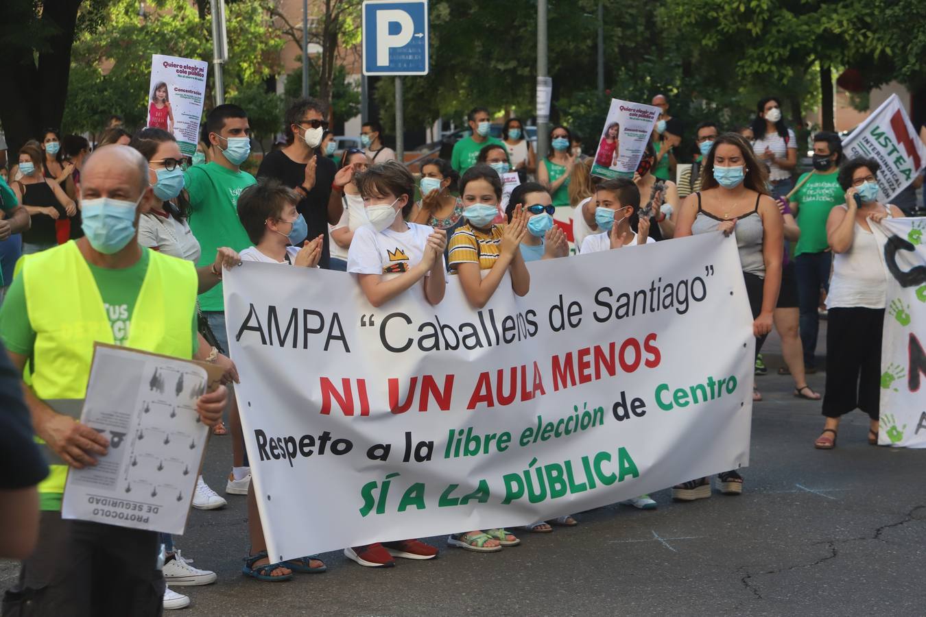 La protesta de padres y alumnos en Córdoba contra el recorte de unidades educativas