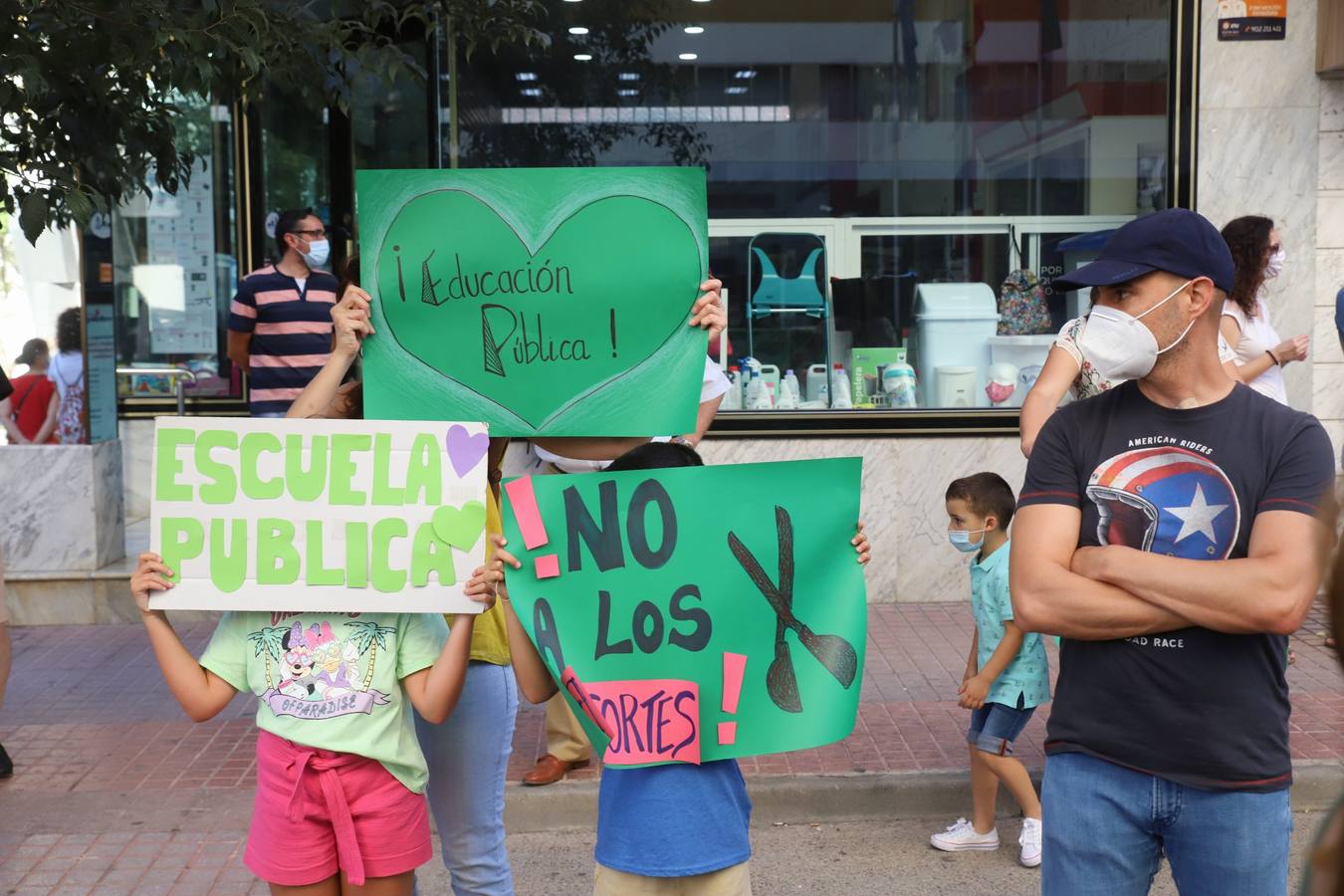 La protesta de padres y alumnos en Córdoba contra el recorte de unidades educativas