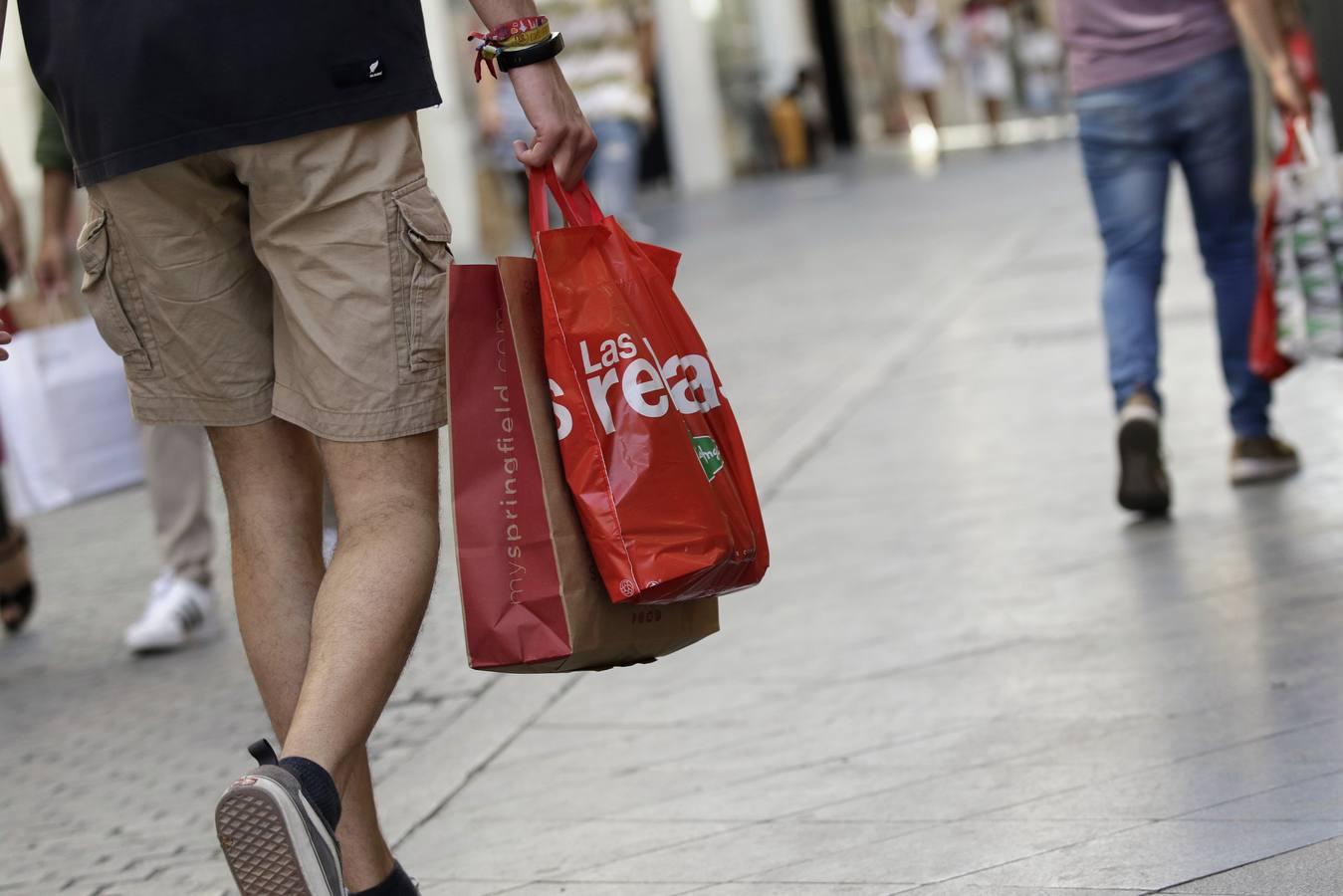 En imágenes: comienzan las rebajas en Sevilla