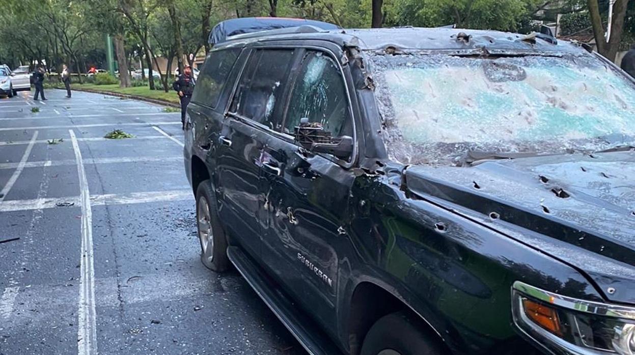 Estado en que quedó el coche del jefe de seguridad, Omar Gracía Harbuch, víctima de un tiroteo en Ciudad de México