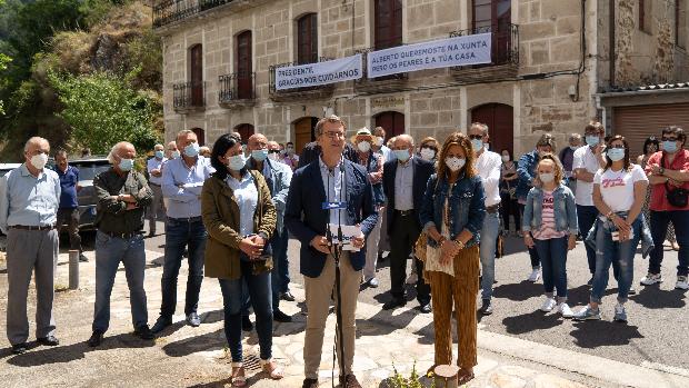 Casado, Rajoy y Feijóo, juntos en la Plaza de Toros de Pontevedra