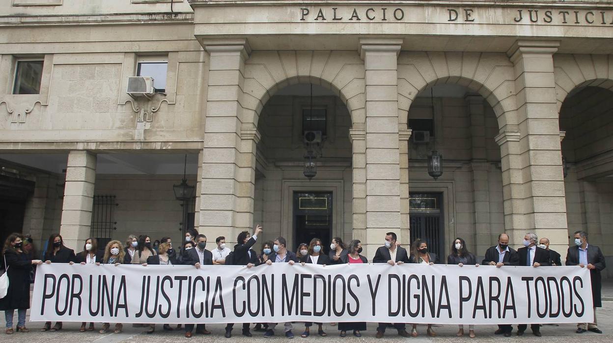 Nueva concentración de protesta de los abogados sevillanos