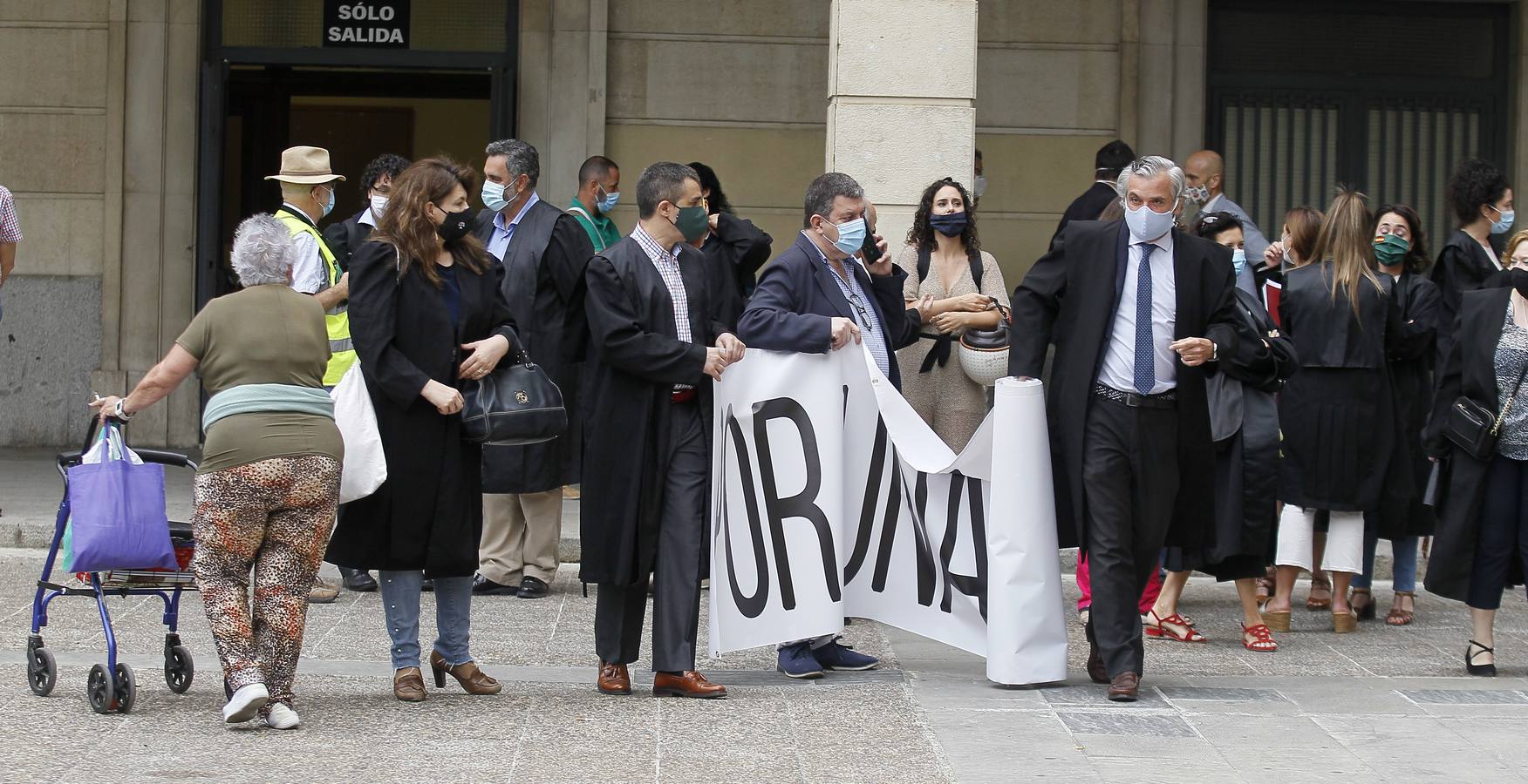 Nueva concentración de protesta de los abogados sevillanos