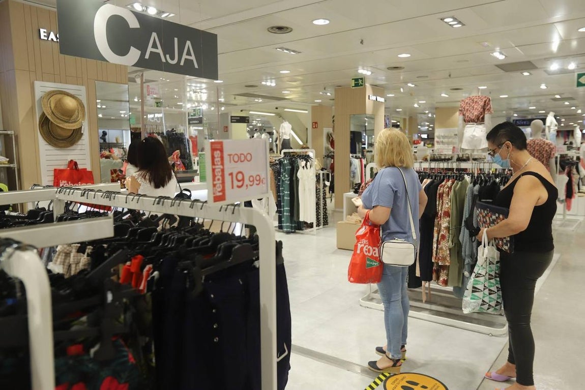 Las primeras rebajas de la «era Covid» de Córdoba, en imágenes