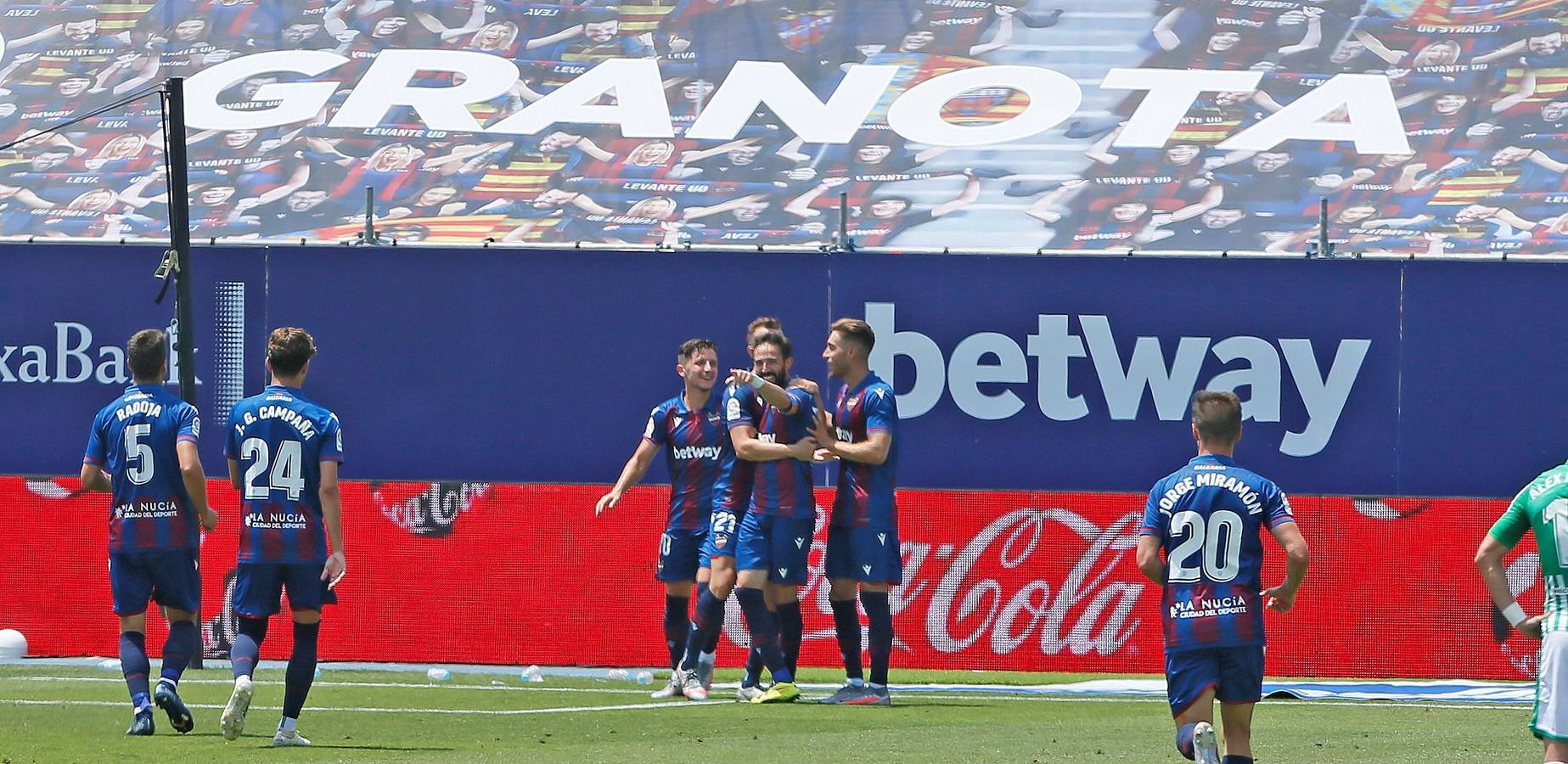 La derrota del Betis contra el Levante, en imágenes