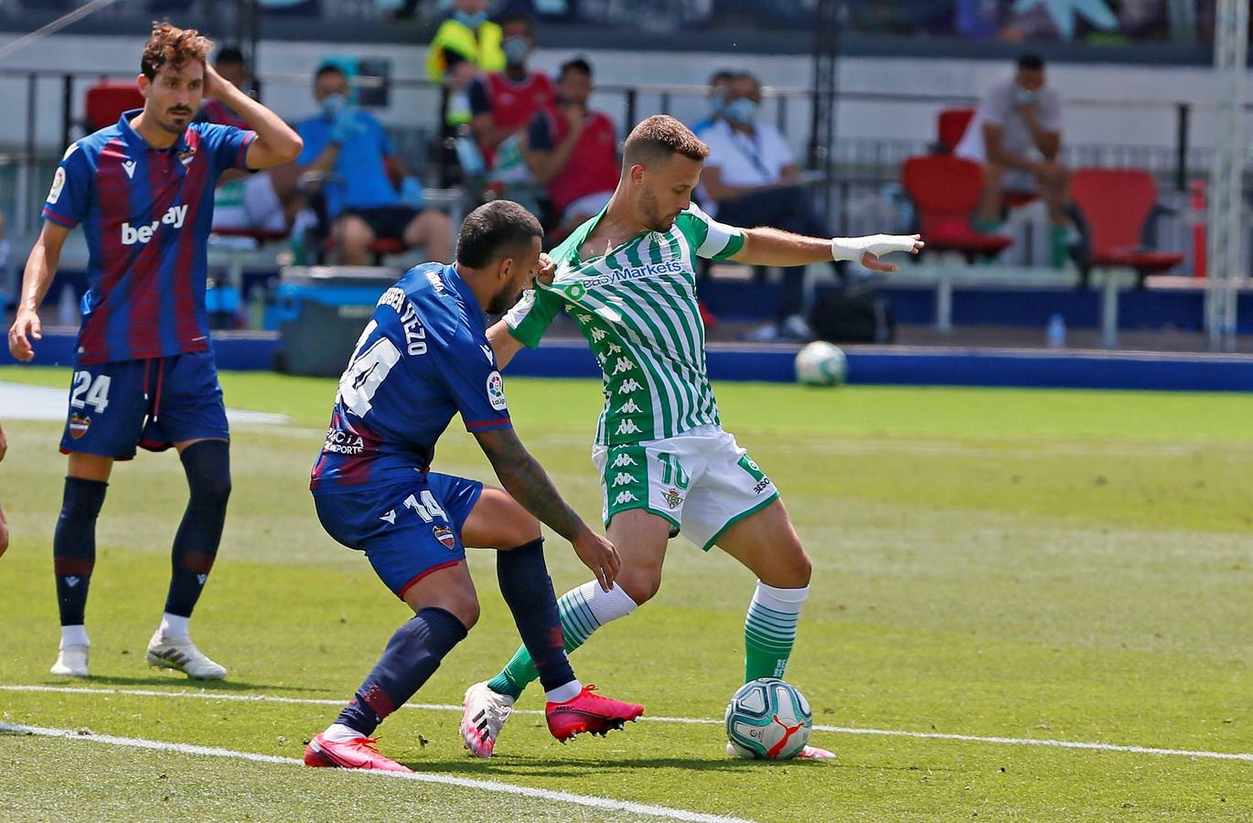 La derrota del Betis contra el Levante, en imágenes