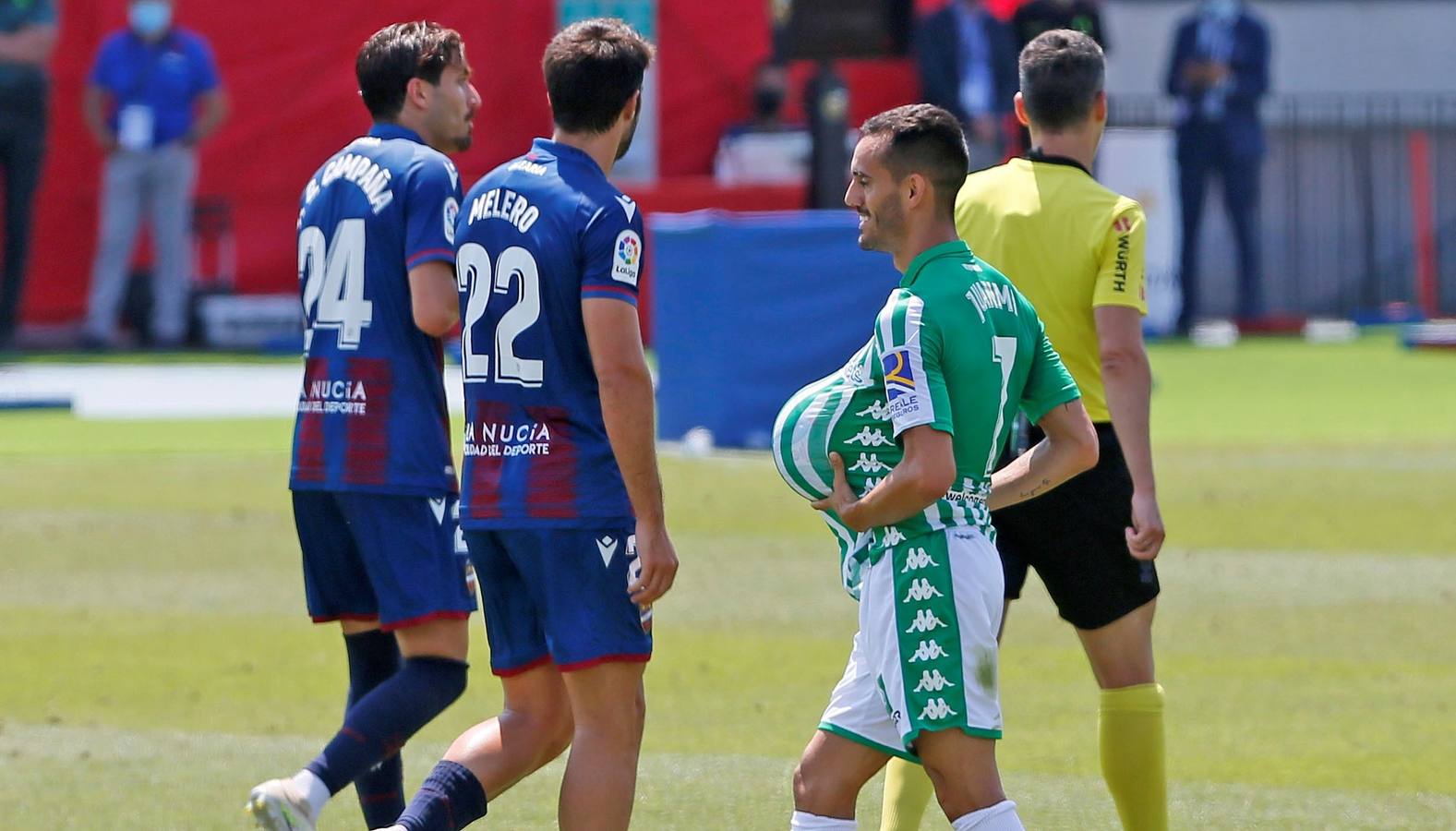 La derrota del Betis contra el Levante, en imágenes