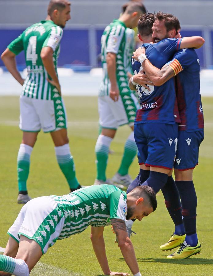 La derrota del Betis contra el Levante, en imágenes