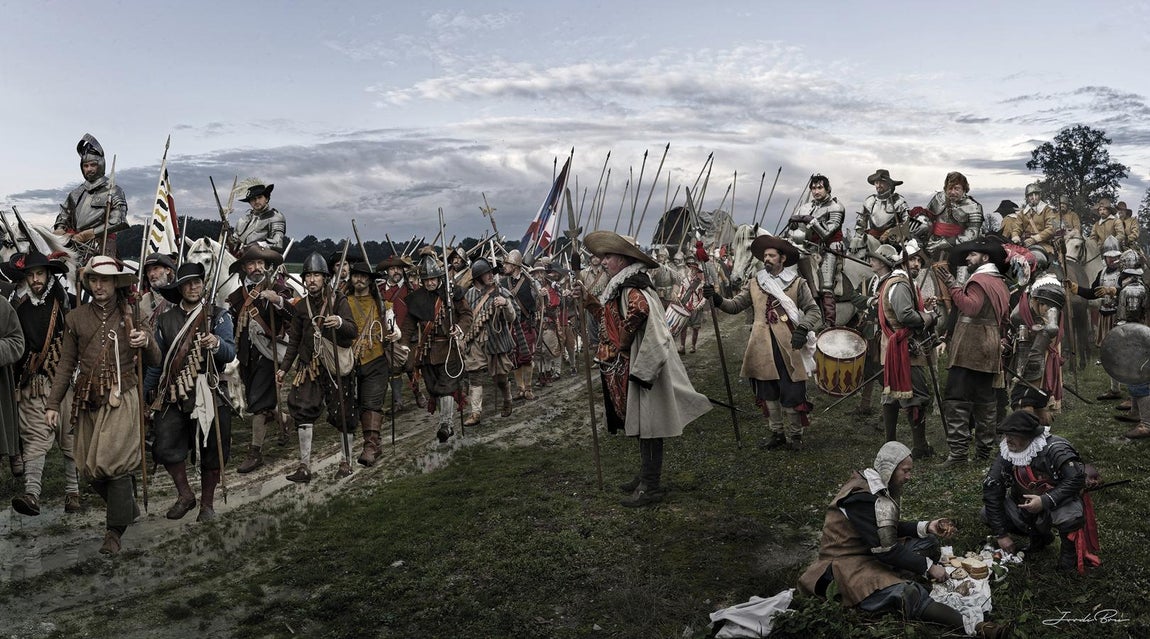 El ejército en movimiento. Los soldados profesionales de los tercios rara vez combatían cerca de sus hogares. Aquellos que se alistaban en la península ibérica pasaban a engrosar las guarniciones de los reinos italianos, de donde podían ser reclamados para la Guerra de Flandes o las fortalezas de Berbería. Los desplazamientos por mar, y sobre todo por tierra, estaban asegurados. Se trata del caso, sin duda, de los hombres que desfilan ante nosotros en estas páginas. Marchas de sol a sol, caminos embarrados o polvorientos, raciones escasas, sueños cortos…