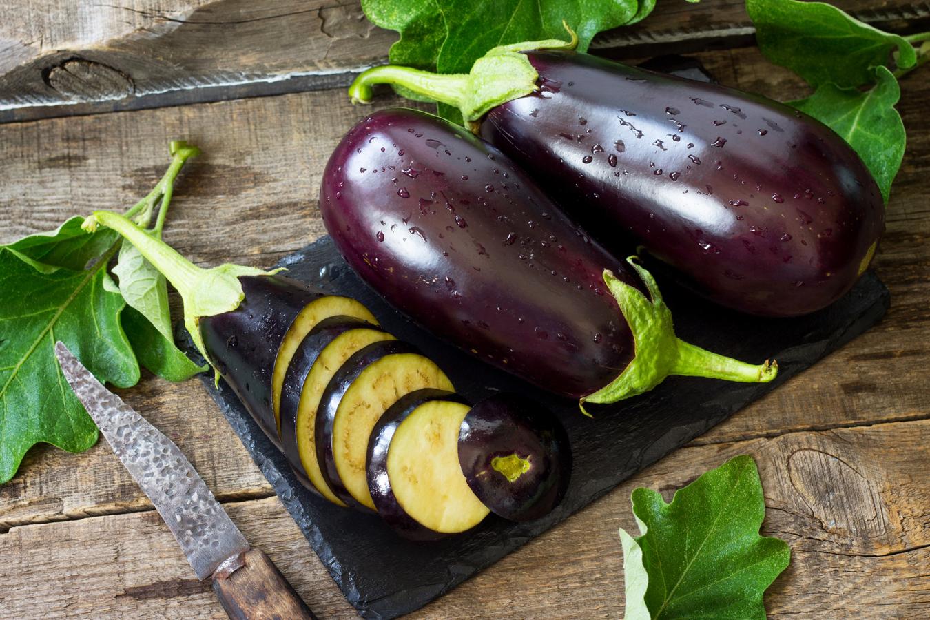 Berenjena. Tendemos a pelar la berenjena, pese a que su piel es fina y muy lisa. Este vegetal, con 92,2 gramos de agua por cada 100 gramos de producto, es una buena fuente de potasio, vitamina A y folato, y en su piel se encuentra la nasunina, un antioxidante que repara el daño celular.