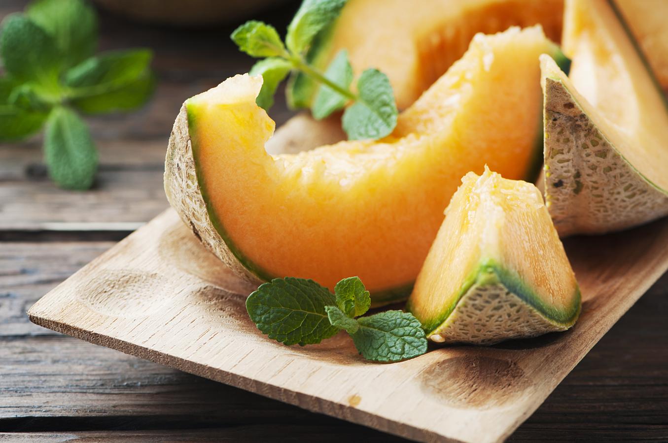 Melón. El melón, fruta de verano por excelencia, es muy rico en agua y, por lo tanto, muy refrescante. A pesar de su sabor dulce, es pobre en azúcares. Tiene un alto contenido en potasio y, en el caso de los melones con la pulpa más amarilla, también es una fuente importante en beta-caroteno o provitamina A. Además, su contenido en vitamina C es importante.