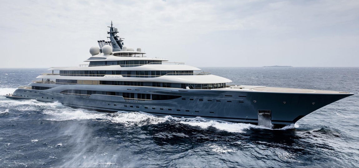 Un yate al alcance de muy pocos. El verano post pandemia se presenta con planes en los que la independencia se torna más importante que nunca. Es por eso que las islas privadas, resorts y todo tipo de experiencias que permitan mantener las distancias de seguridad están siendo las más demandadas. De entre todas ella no podían faltar las vacaciones en los yates de lujo, donde algunos no tienen nada que envidiar a los palacios más majestuosos, como el Flying Fox que presentamos a continuación.