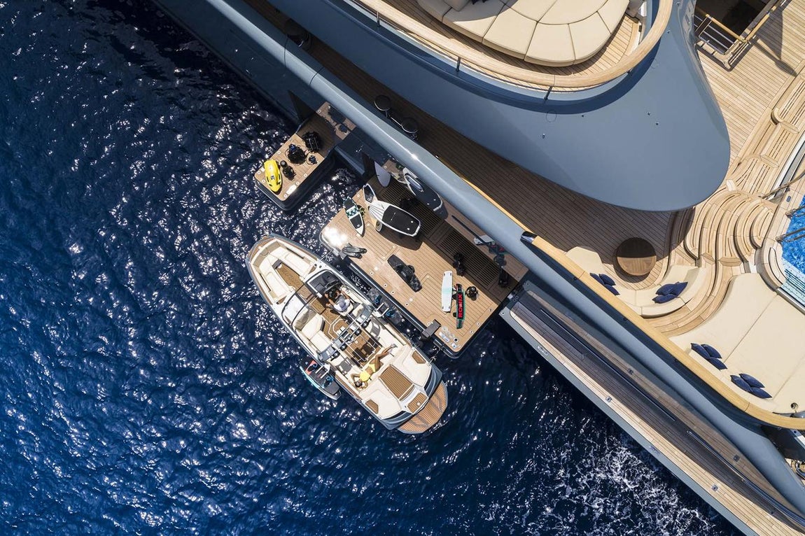 Tripulación de 50 personas. El diseñador de superyates Mark Berryman ha sido el encargado de dar forma a su interior, y según declaró a los medios su máxima era transmitir paz y serenidad. De ahí que se haya optado por una paleta de colores cálidos, naturales y neutros.