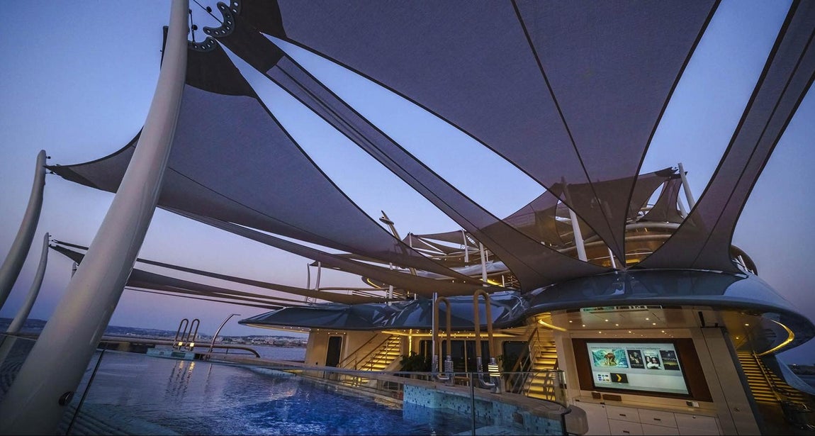 Diseñado para el máximo disfrute. Aunque todos los camarotes son de tipo suite, destaca el presidencial, con salón privado con un pequeño jardín, un gran ventanal que da al mar y jacuzzi privado.