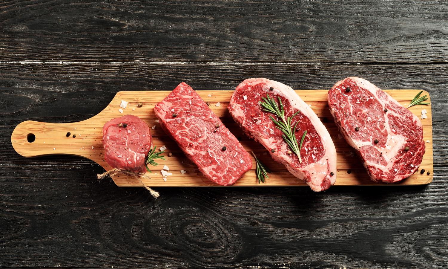 Carne roja. La carne roja ha pasado de ser un complemento en nuestra comida, acompañando legumbres, verduras, arroz, pasta, etc., a convertirse en la protagonista absoluta de nuestros platos. Pero su continuo consumo no es aconsejable por los nutricionista porque son ricas en grasas saturadas que en exceso son perjudiciales para el organismo. «Se trata de alimentos  clasificados por la OMS relacionados con el cáncer colorrectal», cuenta Júlia Farré, dietista y nutricionista.