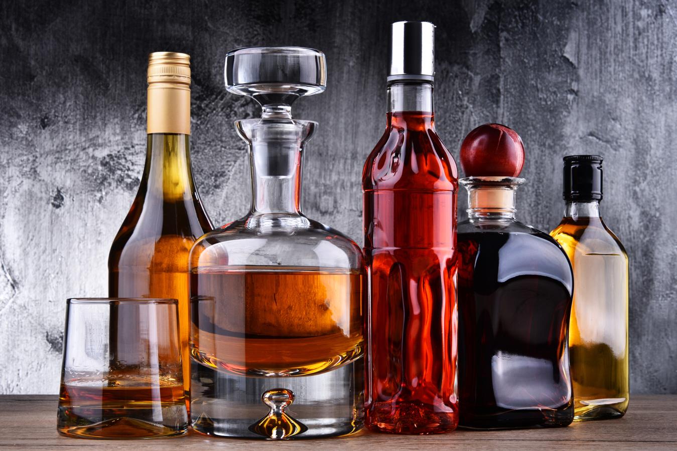 Alcohol. Al parecer, y tal como cuenta Rocío Escalante, el alcohol provoca deshidratación, algo que sientes cuando tienes resaca, pero que tu piel también siente. «La deshidratación de la piel acelera el envejecimiento», explica.