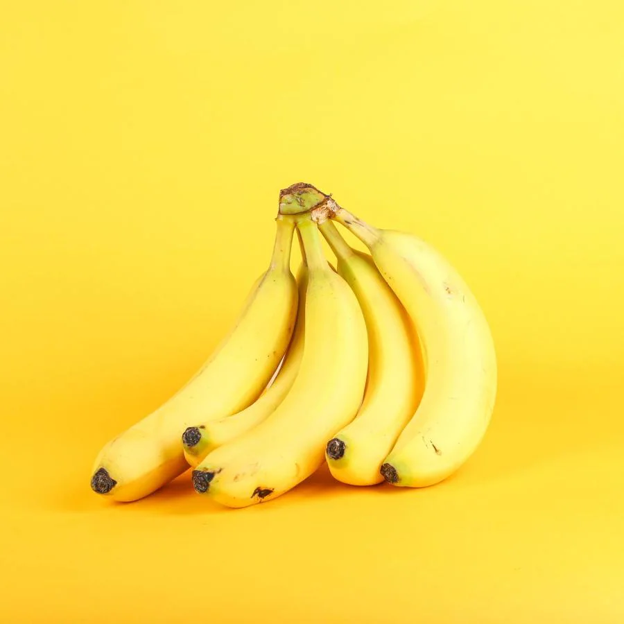 Plátano. Si todas las frutas nos ayudan a preservar una alimentación sana y, por ende, bajar nuestros niveles de estrés, el <a href="https://www.abc.es/bienestar/alimentacion/abci-platano-201909301308_noticia.html" target="_blank">plátano</a> reúne todo lo que necesitamos. Según datos de la Base de Datos Española de Composición de Alimentos (Bedca), esta fruta cuenta con 3.4 gramos de fibra por cada 100, lo que ayuda a nuestro tránsito intestinal, muchas veces desregulado por la ansiedad. También cuenta con 38 miligramos de magnesio, elemento que nos ayuda a relajar la musculatura.