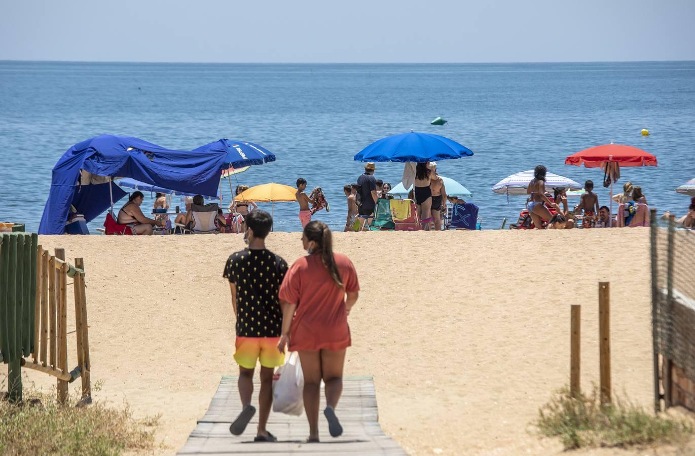 En imágenes, la playa de La Antilla da la bienvenida al verano