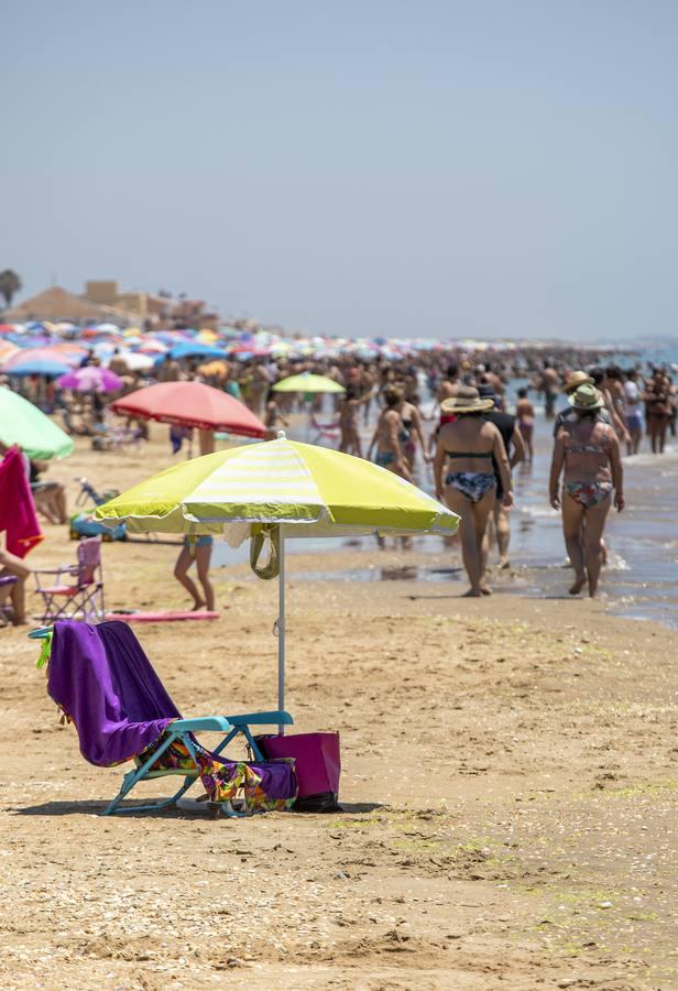 En imágenes, la playa de La Antilla da la bienvenida al verano