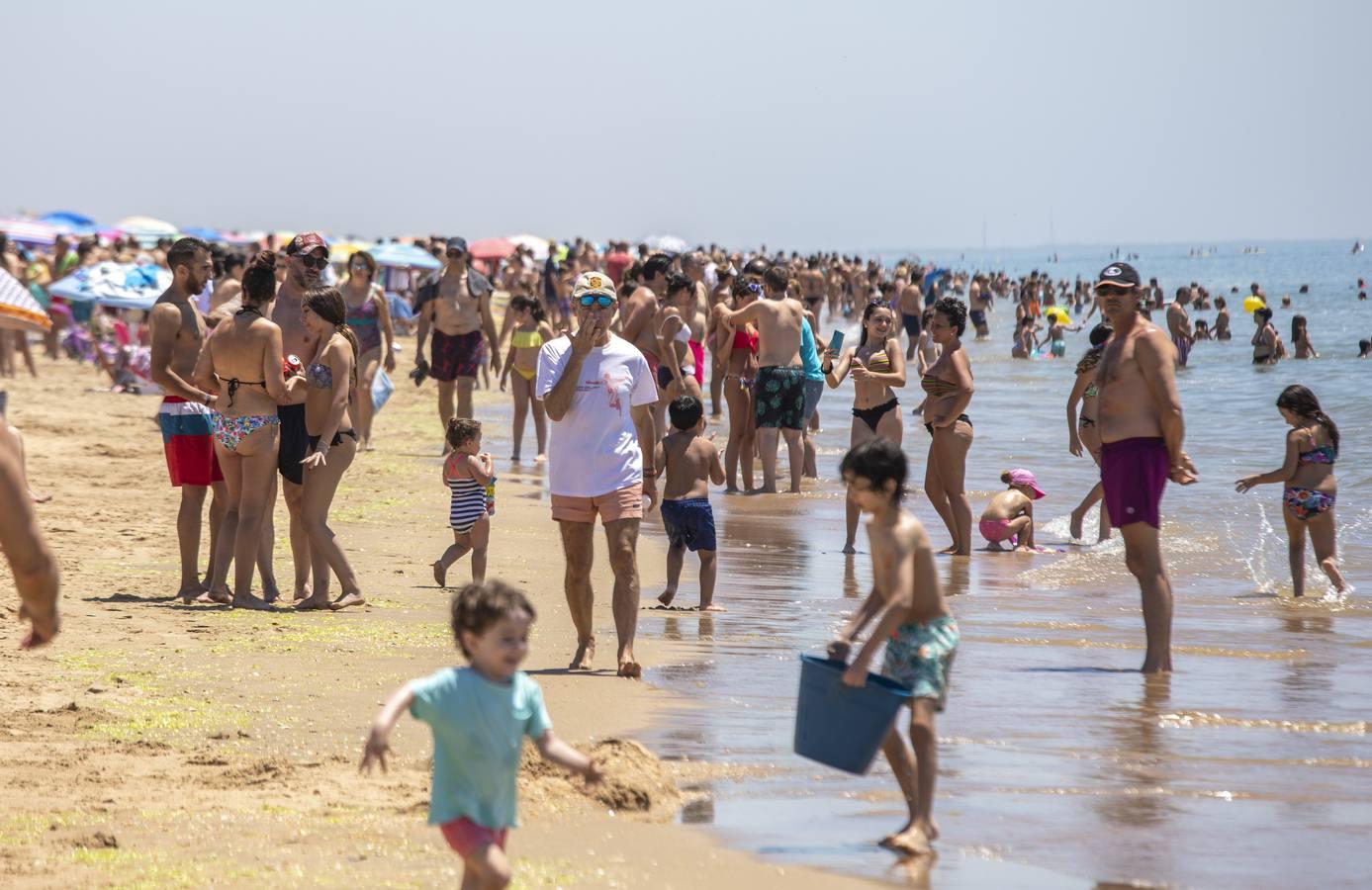 En imágenes, la playa de La Antilla da la bienvenida al verano