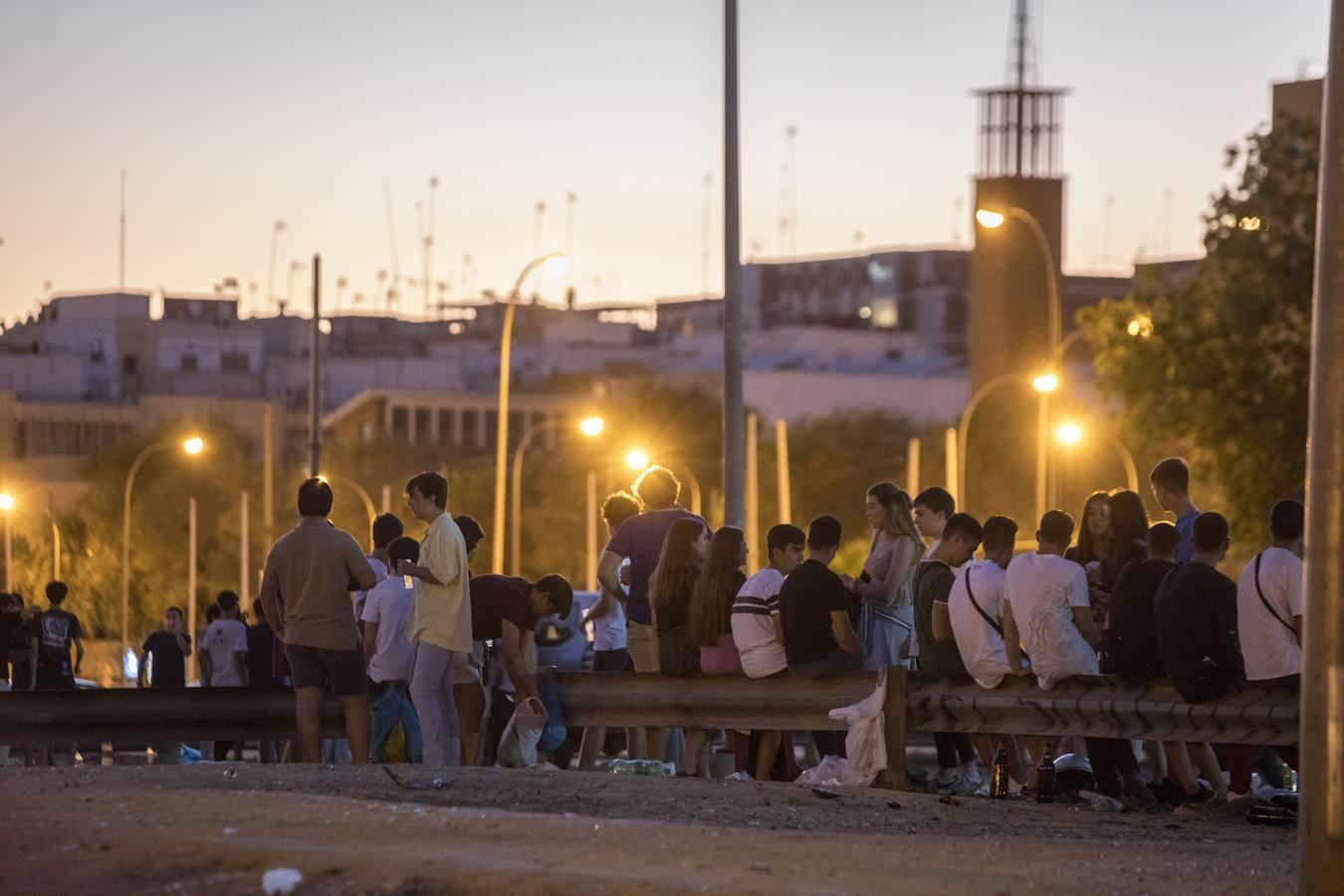 En imágenes, la botellona en Sevilla después del coronavirus